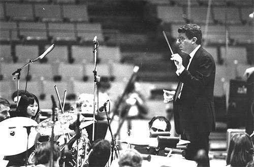 Marvin Hamlisch conducting orchestra